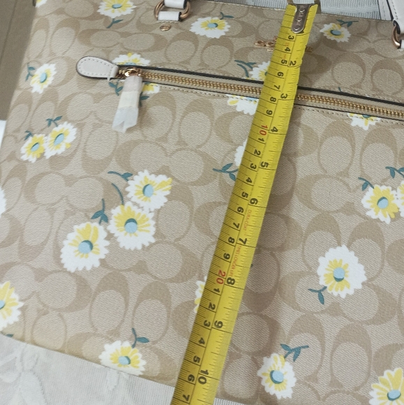 Authentic Coach Signature Gallery Tote Daisy Print - Picture 12 of 14